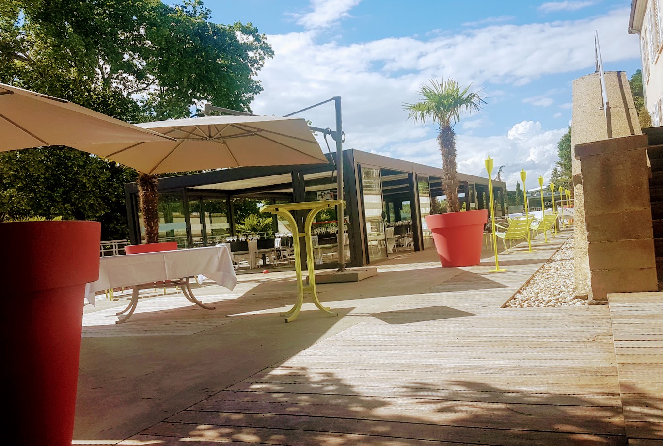 Esplanade Avec Parasol Et Veranda